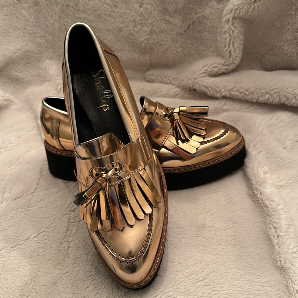 Shelleys loafer in a rose gold.